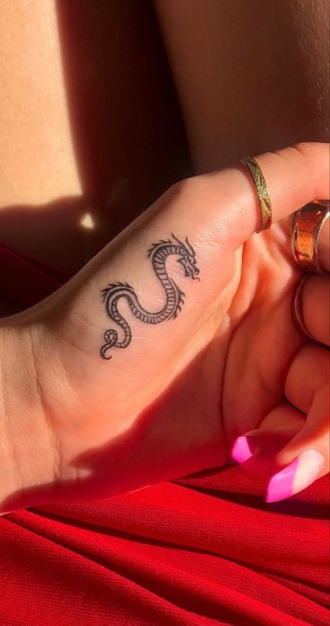 Tato Henna, Pretty Hand Tattoos, Petite Tattoos, Small Hand Tattoos, Cute Tattoos For Women, Classy Tattoos, Discreet Tattoos, Elegant Tattoos, Dope Tattoos