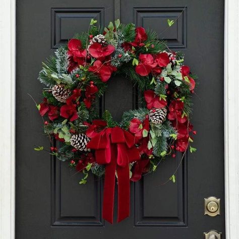 Christmas Wreath Lit, Red Christmas Wreaths For Front Door, Christmas Bow Wreath, Christmas Floral Wreath, Red Berry Christmas Decor, Xmas Wreaths For Front Door, Door Wreaths Christmas, Real Christmas Wreaths, Julkransar Diy