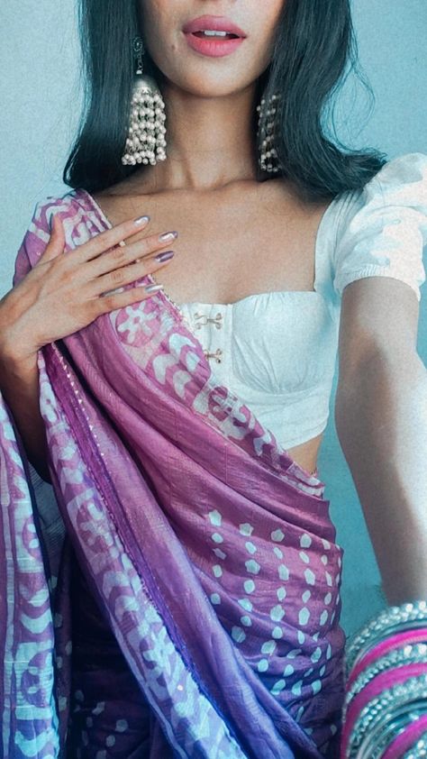 purple saree with a pretty puff sleeve white blouse. accessorized by statement oxidised pearl zumkas and bangles and a perfect poutyy lip 👄 Saree Bangles, Blouse For Saree, Purple Saree, Puff Sleeve Blouse, White Blouse, Saree Blouse, Tie Dye Skirt, Desi, Puff Sleeve