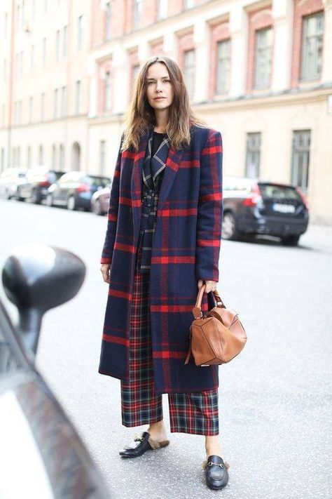 Mixing Plaids Outfit, Mixed Plaid Outfit, Plaid On Plaid Outfit, Mixing Plaids, Look Working Girl, Tartan Fashion, Winter Skirt Outfit, Plaid Outfits, Trendy Skirts