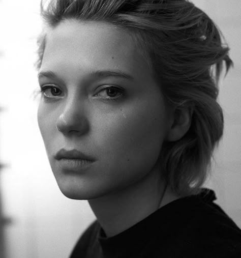 short hair. Blue Is The Warmest Colour, Lea Seydoux, French Actress, Poses References, Black And White Portraits, Interesting Faces, 인물 사진, White Photography, Her Hair