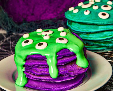 Monster Pancakes, Spooky Breakfast, Halloween Pancakes, Cafe At Home, Ghosts And Goblins, Monster Food, Loveless Cafe, Halloween Breakfast, Pastel Cupcakes