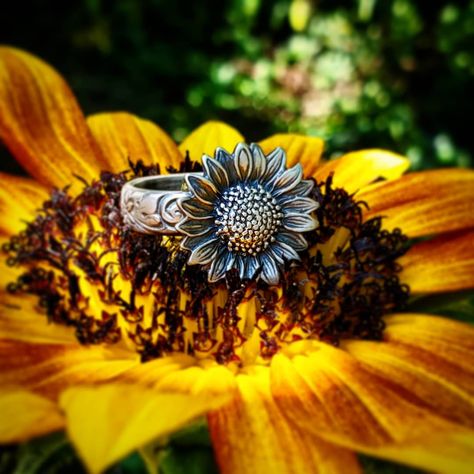 If sunflowers are your jam, this ring will make you squeeeee! Sterling silver, size 9, $50.00 plus shipping. Comment to claim. Cross… Sunflower Weddings, Rock Rings, Summer Rings, Sunflower Ring, New Castle, Popular Rings, Flower Band, Ring Flower, Spiral Pattern