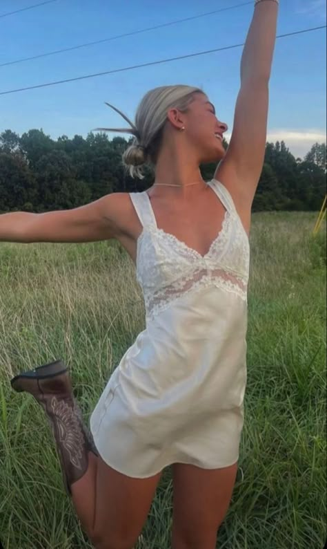 Lumineers Concert, Noah Kahan Concert, Country Concert Fits, Zach Bryan Concert, Coastal Cowgirl Aesthetic, Coastal Cowboy, Cowgirl Summer, Stile Blair Waldorf, Country Thunder