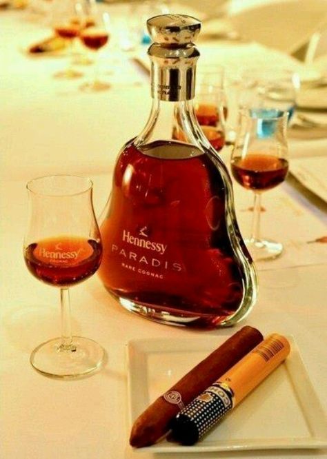 Cigar Hennessy Paradis, Cognac France, Bottle Of Whiskey, Cuban Cigars, Good Cigars, Fidel Castro, Cigars And Whiskey, A Glass Of Wine, Bottle Of Wine