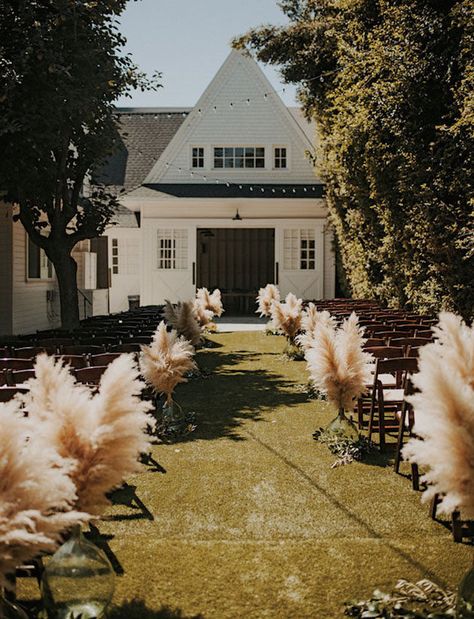 Gorgeous+Pampas+Grass+Ideas+for+your+Wedding+|+Bridal+Musings+Wedding+Blog+27 Wedding Aisles, Modern Wedding Ceremony, Wedding Ceremony Ideas, Grass Wedding, Wedding Aisle Decorations, Pampas Gras, Bridal Musings, Ceremony Inspiration, Wedding Boho