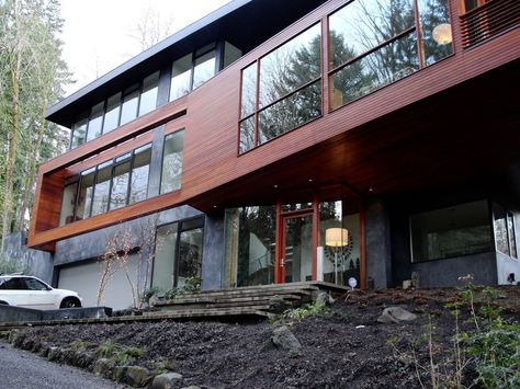 The house from the series "Twilight".  This home is located in Portland, Oregon. Edward Cullen House, Mirrors On Wall Ideas, The Cullen House, Glenridge Hall, Mirrors On Wall, Cullen House, Twilight House, Home Design Architecture, The Cullen