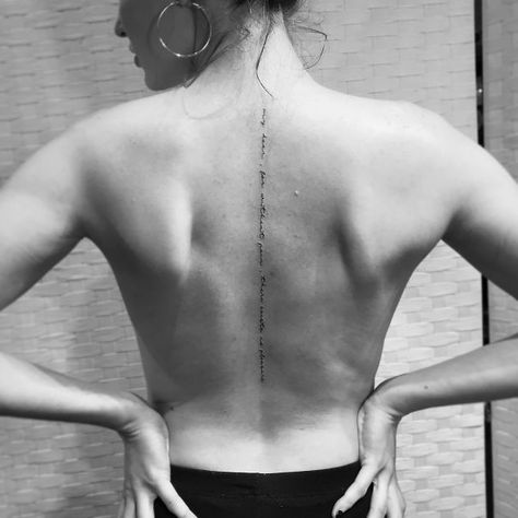 Spine Tattoo Design Spinal Tattoo, Cool Back Tattoos, Girl Back Tattoos, Tattoo Back, Inspiration Tattoos, Spine Tattoos For Women, Geniale Tattoos, Tattoo Script, Spine Tattoo