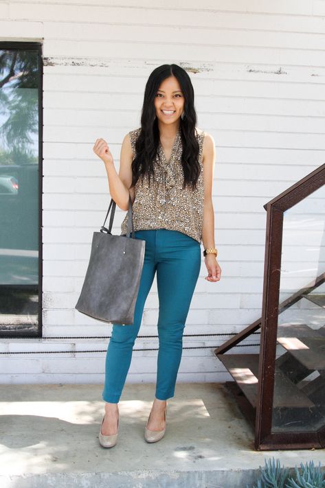 business casual outfit: teal pants, leopard print top, nude pumps and grey tote Teal Pants Outfit, Casual Outfits For Work, Women Professional Attire, Dress Pants Outfits, Teal Pants, Business Casual Fall, Outfits For Summer, Business Attire Women, Capsule Wardrobe Work