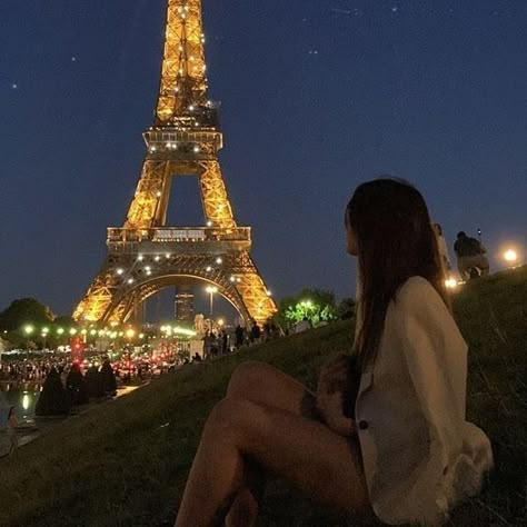 Eiffel Tower Aesthetic, Tower Aesthetic, Bff Poses, Paris Vibes, Beautiful Paris, Paris Summer, Travel Pictures Poses, Parisian Life, Paris Aesthetic