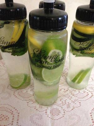 Skinny Fiber Fat Flush and Detox Ingredients 1 cucumber 1 lemon 2 limes 1 bunch of mint Slice them all and divide the ingredients between four 24 oz water bottles  Lemons: Help in the absorption of sugars and calcium and cuts down your cravings for sweets. Cucumbers act as a diuretic and flush fat cells. It is alkalizing to the body and increase your energy levels. Limes promote a healthy digestive tract. Mint is a natural appetite suppressant that also aids in digestion. Mint Slice, Fat Flush, God Mat, Cheat Meal, Think Food, Limes, Detox Drinks, Healthy Tips, Apple Cider