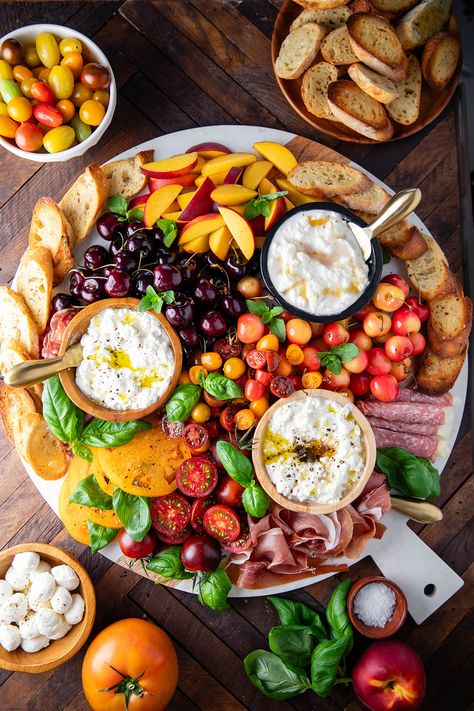 Late Summer Burrata Cheese Board Summer Burrata, Summer Cheese Board, Hot Chocolate Desserts, Meze Platter, Popular Dinner Recipes, Fall Appetizers, Burrata Cheese, Charcuterie Inspiration, Summer Appetizer