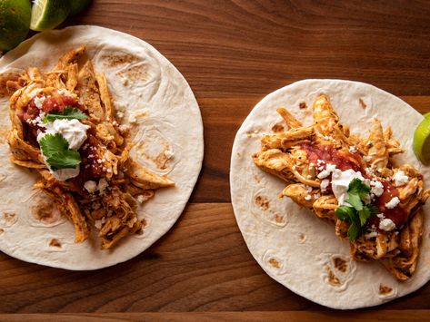 Recipe of the Day: Ree's Tex-Mex Pulled Chicken | You can’t go wrong with Ree's 16-minute pulled chicken. Roast tomatoes, peppers and onion, then blend the veggies until smooth to make a quick and delicious sauce your family won't be able to resist. Pulled Chicken Recipe, Pulled Chicken Recipes, Minute Chicken, Yummy Dishes, Diner Recept, American Recipes, Lunch Recipe, Pulled Chicken, Ree Drummond