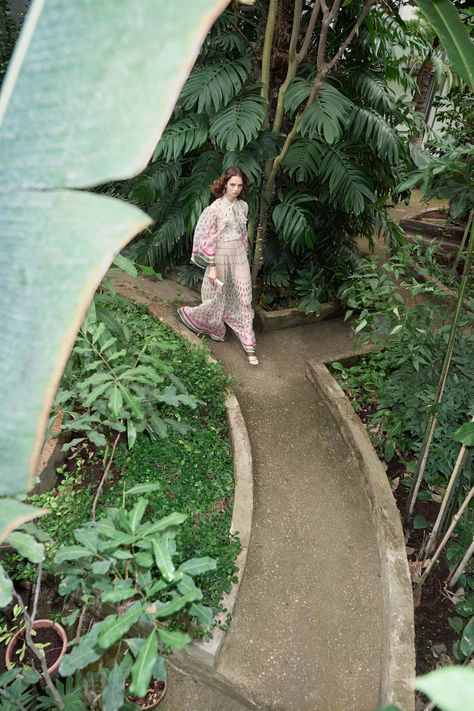 Botanical Garden Photo Shoot, Valentino Resort, Getaway Outfit, Resort 2020, Valentino Women, Garden Photos, Resort Collection, How To Pose, Fashion Show Collection