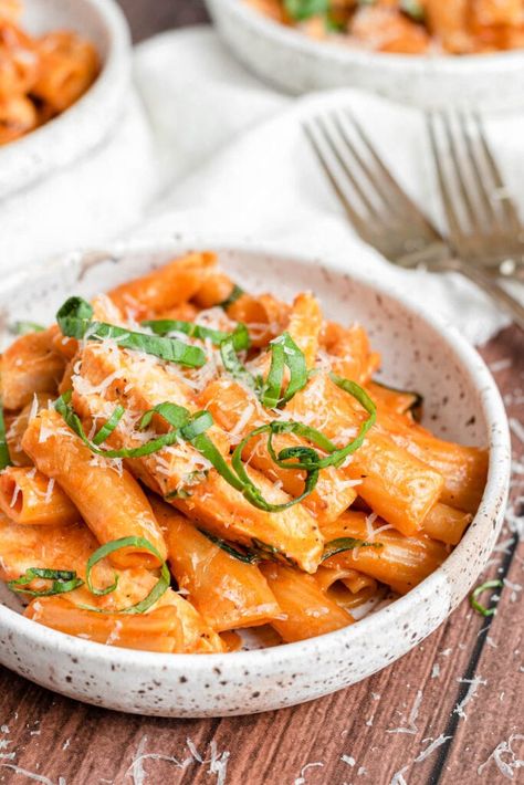 a bowl of spicy chicken rigatoni topped with basil Spicy Chicken Rigatoni, Penne Rosa, Chorizo Pasta Recipes, Chicken And Chorizo Pasta, Chicken Rigatoni, Pasta Alla Vodka, Chorizo Pasta, Noodles And Company, Ketones Diet