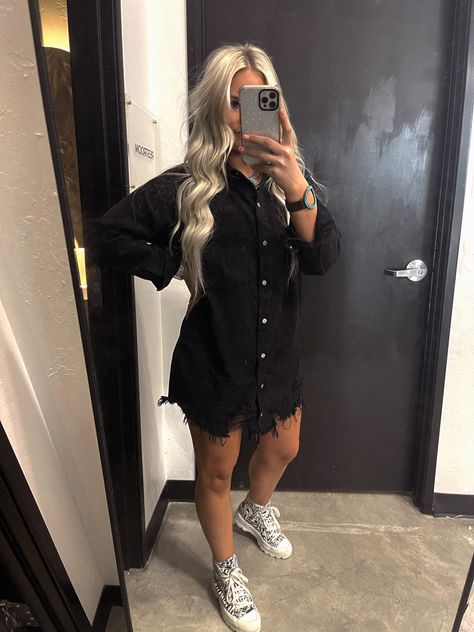 Cute Cosmetologist Outfits All Black, Stylist Black Outfits, Hair Stylist Outfit Black, Black Hair Stylist Outfits, Hair Salon Work Outfits, Hair Dresser Outfits Stylists, Hairdresser Outfits For Work, Hair Dresser Outfits Fashion, Summer Outfits Hairstylist