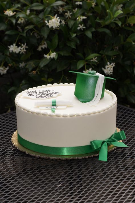 Graduation Cake Green And Gold, Green And White Graduation Cake, Graduation Cake Designs, Graduation Board, Graduation Boards, Boy Graduation, White Buttercream, Green Cake, Cake Making