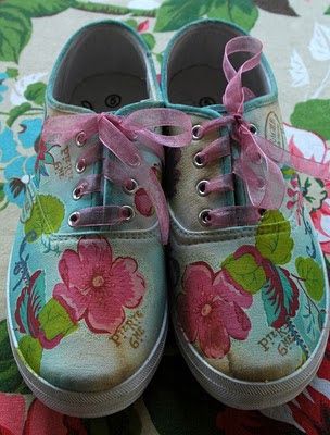 Decoupage Shoes, Deco Podge, Decoupage On Canvas, Diy Decoupage, Fabric Decoupage, Shoe Makeover, Foam Stamps, Fun Shoes, Diy Sneakers