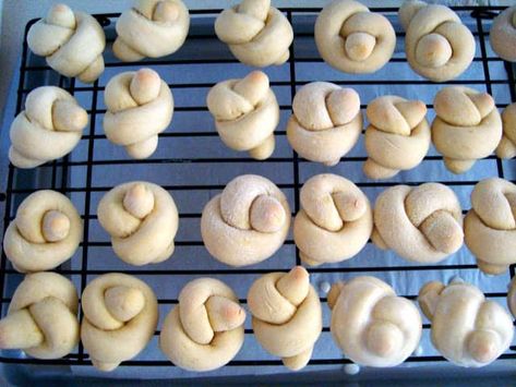 Italian Knot Cookies, Knot Cookies, Italian Easter Cookies, Italian Wedding Cookies, Italian Love, Christmas Dessert Table, Love Knots, Italian Easter, Italian Cookie Recipes