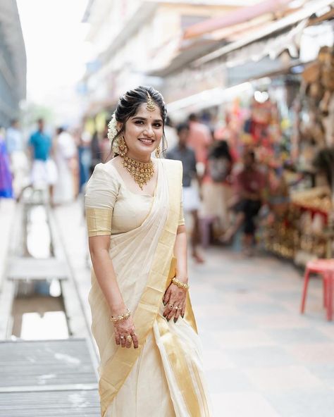 South Indian White Saree Look, Set Saree Blouse Designs Kerala, Guruvayoor Wedding, Marriage Hairstyle, Saree Aesthetic, Kerala Wedding Saree, Saree Pose, Kerala Saree Blouse, Onam Outfits