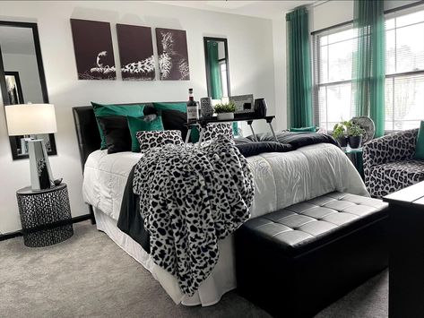 Emerald Green And Black Bedroom Decor, Dark Gray Home Decor, Accent Color For Grey Bedroom, Emerald Green And Leopard Bedroom, Emerald Green Black And White Bedroom, Bedroom Ideas For Women In 30's Classy, Emerald Green And Black Bedroom Ideas, Black Green Bedroom Ideas, Emerald Green And Grey Bedroom