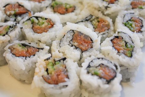 Spicy Tuna Roll2-5 Tuna Sushi Rolls, Tuna Roll, Sushi Recipes Homemade, Sushi Roll Recipes, Spicy Tuna Roll, Vegetarian Nutrition, Homemade Sushi, Spicy Tuna, Sushi Recipes