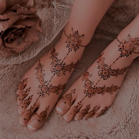 Mehendi Pics, Mehndi Designs 2022, Feet Mehndi Designs, Leg Mehndi Design, Feet Mehndi, Traditional Makeup, Inai Pengantin, Leg Mehndi, Foot Henna