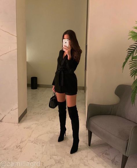 Ootd Elegant, Over The Knee Boot Outfit, Fiesta Outfit, All Black Fashion, Classic Style Outfits, Winter Fashion Outfits Casual, Beauty Clothes, Fashion Mistakes, Tshirt Outfits