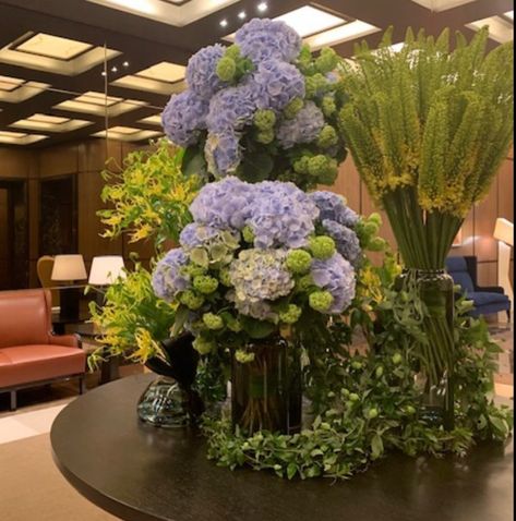 Hotel Foyer Flowers, Hotel Lobby Flowers, Hotel Foyer, Hotel Flower Arrangements, Flower Shop Interiors, Flower Urn, Hotel Flowers, Modern Floral Arrangements, Hotel Reception