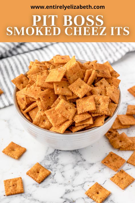 Smoked Cheez Its Recipe, Smoked Cheese Its, Seasoned Cheez Its, Smoked Snacks Recipes, Smoked Crackers, Smoked Turkey Seasoning, Cheese Its Recipe Snacks, Smoker Snacks, Smoked Cheez Its