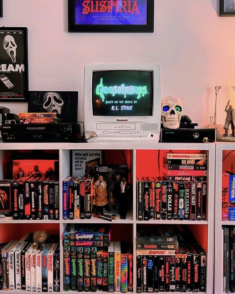 Movie Shelf Aesthetic, Vhs Collection Display, Box Tv Aesthetic, Horror Bookshelf, Horror Bedroom Aesthetic, Horror Room Aesthetic, Cinema Bedroom, Collectors Room Ideas, Horror Movie Room