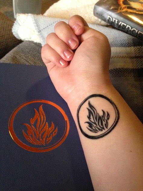 Didn't think someone would already have a divergent tattoo. Divergent Tatoos, Divergent Painting Ideas, Fours Back Tattoo Divergent, Divergent Tattoo Tris, Dauntless Tattoo, Divergent Dauntless Tattoo, Divergent Tattoo, Divergent Factions Tattoo, Divergent Dauntless