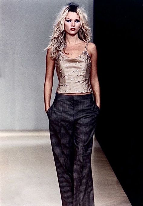 Rare Features, 90s Runway Fashion, Runway Fashion Couture, Runway Outfits, 90s Model, Instagram Jewelry, Outfit 90s, Kate Moss, 2000s Fashion