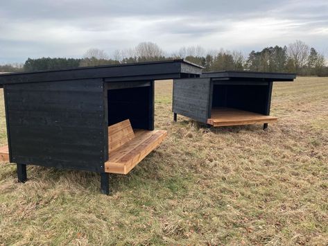 Dog Huts Outdoor, Garden Dog House, Dog Lean To Shelter, Modern Dog House Outdoor, Dog House Outside, Xl Dog House, Outdoor Dog Runs, Outside Dog Houses, Livestock Shelter