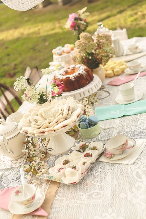 Secret Garden Tea Party, Vintage Tea Party Birthday, Enchanted Tea Party, Animal Tea Party, Tea Party Birthday Ideas, Tea Party Ideas, Garden Tea Party, Lunch Table, Jcpenney Dresses