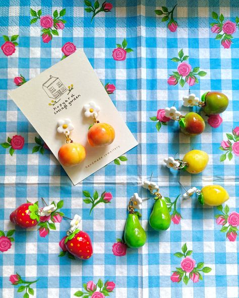 Clay Art Strawberry, Fruit Earrings Polymer Clay, Fruit Clay Art, Polymer Clay Cottagecore, Fruit Clay Earrings, Polymer Clay Strawberry, Polymer Clay Fruit, Clay Fruit, Earring Clay