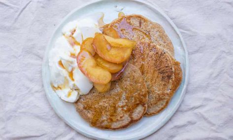 Porridge Pancakes, Pampered Chef Egg Cooker, Fruit Yoghurt, Breakfast On A Budget, Frugal Food, Pancake Toppings, Oatmeal Pancakes, Second Breakfast, Breakfast Pancakes