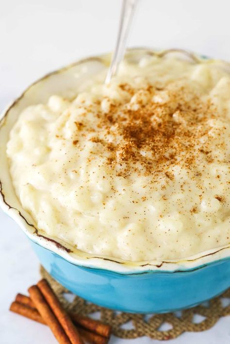 Looking for a quick-fix snack to cozy up with all winter long? This Classic Rice Pudding is creamy, comforting and full of warm flavors! Eat it warm for a cozy treat or cold for a refreshing snack. #ricepudding #arrozconleche #ricepuddingrecipe #pudding #classicdesserts #nobakedesserts #easydessertrecipes Best Rice Pudding, Best Rice Pudding Recipe, Rice Pudding Recipe Easy, Easy Rice Pudding, Easy Pudding, Rice Puddings, Old Fashioned Rice Pudding, Keto Pudding, Easy Pudding Recipes