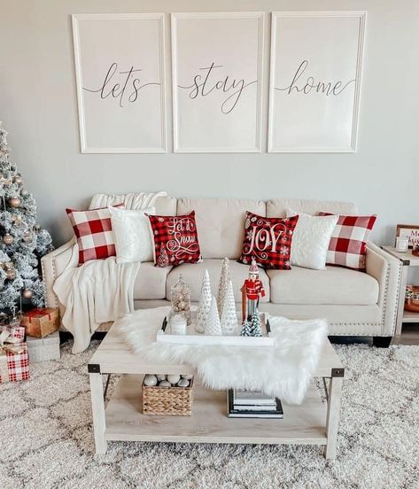 Christmas Couch Decor, Living Room Christmas, Christmas Decorations Apartment, Cozy Christmas Decor, Christmas Apartment, Christmas Decor Inspiration, Simple Christmas Decor, Diy Christmas Decorations, Christmas Themes Decorations