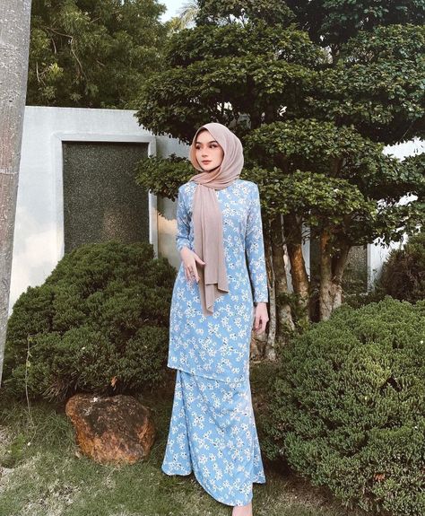 Style Kondangan Hijab, Baju Kurung Moden Style, Outfit Ideas Hijab, Cotton Hijab, Fashion Dresses Formal, Hijab Trends, Muslim Fashion Hijab Outfits, Muslim Women Fashion, Fashion Top Outfits