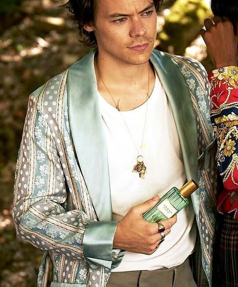 Harry Styles and Elibeidy Martinez for the Gucci Mémoire d'une Odeur campaign, 📸 by Glen Luchford. . . . . . . . . . . . . . . . . . . .… Harry Styles Light Green Aesthetic, Harry Green, Sage Aesthetic, Harry Styles Gucci, Mint Green Aesthetic, Harry Styles Aesthetic, Harry Styles Pictures, Harry Styles Photos, Mr Style