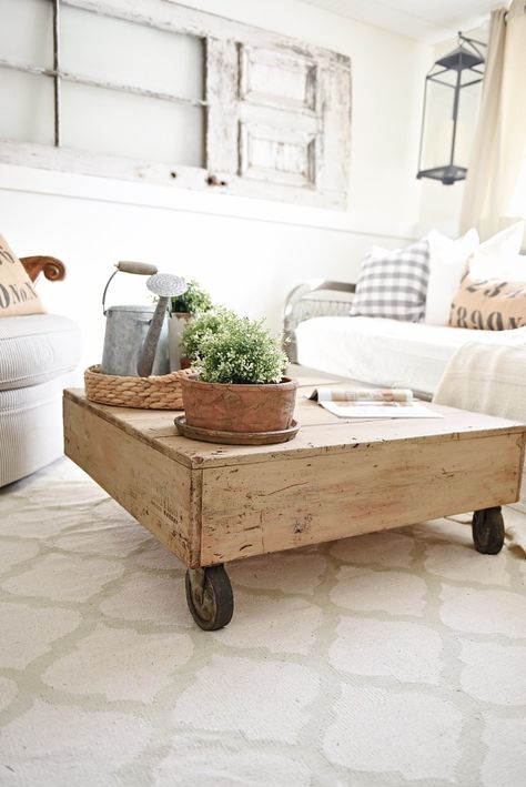 Diy Pallet Coffee Table, Pallet Coffee Table Diy, Cottage Style Living Room, Perfect Coffee Table, Simple Coffee Table, Traditional Interior Design, Coffee Table Farmhouse, Rustic Coffee Tables, Upcycled Home Decor