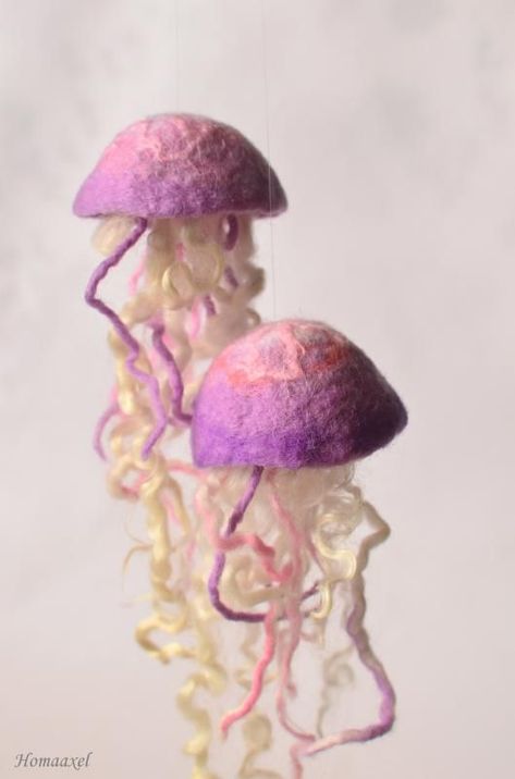 Needle Felted Jellyfish, Felted Jellyfish, Felt Jellyfish, Jellyfish Pictures, Felt Fish, Needle Felting Diy, Felting Ideas, Needle Felting Tutorials, Felt Embroidery