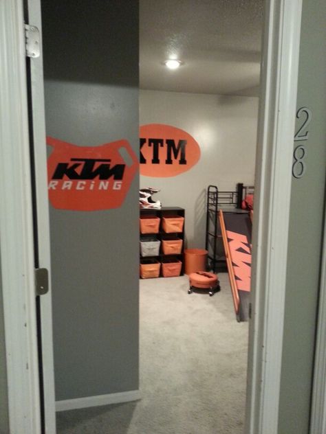 Entering Brendan's KTM cave! Motocross Bedroom Ideas, Motocross Room, Bike Bedroom, Dirt Bike Bedroom, Motocross Bedroom, Moto Cross Ktm, Dirt Bike Room, Teenage Boy Room, Dirt Biking