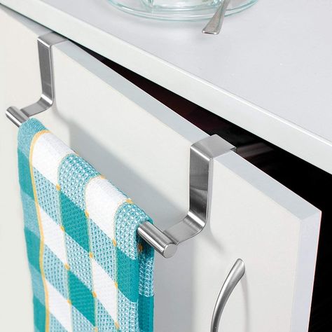 Toallero Ideas, Bathroom Towel Rails, Kitchen Towel Holder, Kitchen Cupboard Doors, Kitchen Hooks, Towel Rod, Kitchen Sink Accessories, Cupboard Drawers, Sink Storage