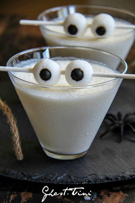 This creamy white chocolate Ghost-tini is the perfect Halloween cocktail #DontHesitaste #ad Halloween Cocktails Recipes, Easy Halloween Cocktails, Cocktail Recipes For A Crowd, Halloween Party Drinks, Halloween Punch, Halloween Drink, Candy Eyeballs, Coctails Recipes, White Chocolate Truffles