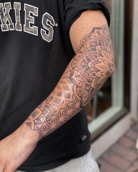 Mandala Tattoo Design Elbow, Hand Pattern Tattoo, Band Tattoo Forearm, Geometric Tattoo Elbow, Mandala Tattoo Elbow, Tattoo Ideas Arm Sleeve, Geometric Tattoo Men, Geometric Arm Tattoo, Mandala Elbow Tattoo