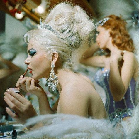 Las Vegas showgirls at the Tropicana, 1960s. Sixties Makeup, Vegas Showgirl, Vintage Vegas, Vintage Burlesque, Burlesque Show, Oh My Goddess, Vegas Shows, The Rocky Horror Picture Show, Stage Makeup