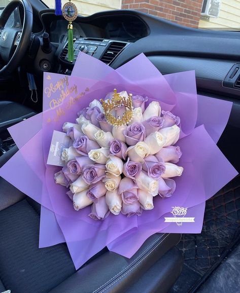 Lavender Ramo, Lilac Roses Bouquet, Purple Flowers Bouquet Birthday, Purple Ramos, Purple Flower Bouquet Aesthetic, Purple Roses Bouquet, Purple And White Roses, Flower Bouquet Purple, Purple Rose Bouquet