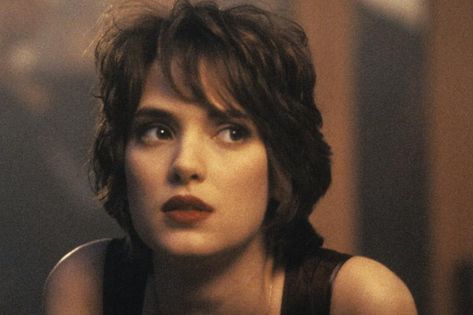 Winona Short Hair, Patricia Arquette 90s, Winona Ryder Style 90s, Short 1940s Hair, Young Winona Ryder Short Hair, Winona Ryder Haircut, Female Characters Movie, 2000s Actresses, Winona Ryder Aesthetic